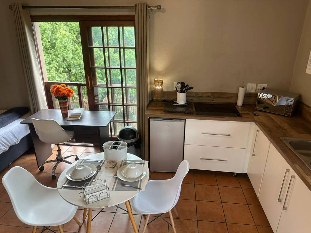 Hluhluwe Road Upstairs Studio at Paulshof Guesthouse In Sandton