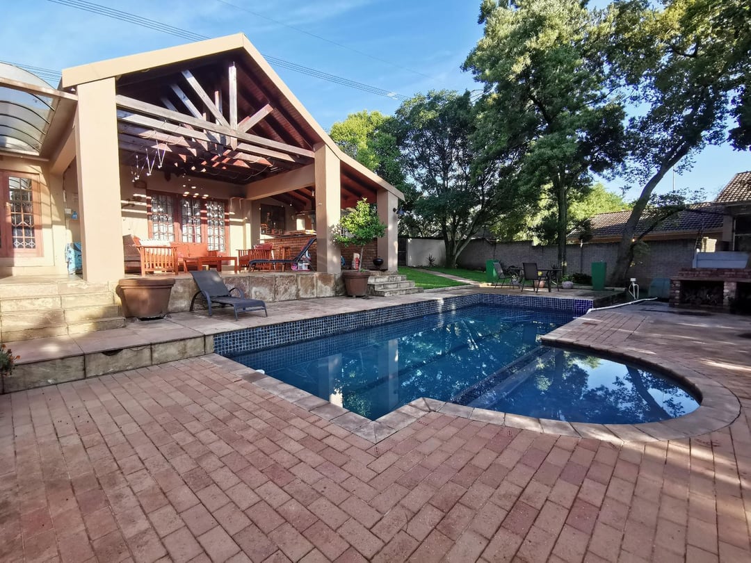 Hluhluwe Road 3 Bed House at Paulshof Guesthouse In Sandton