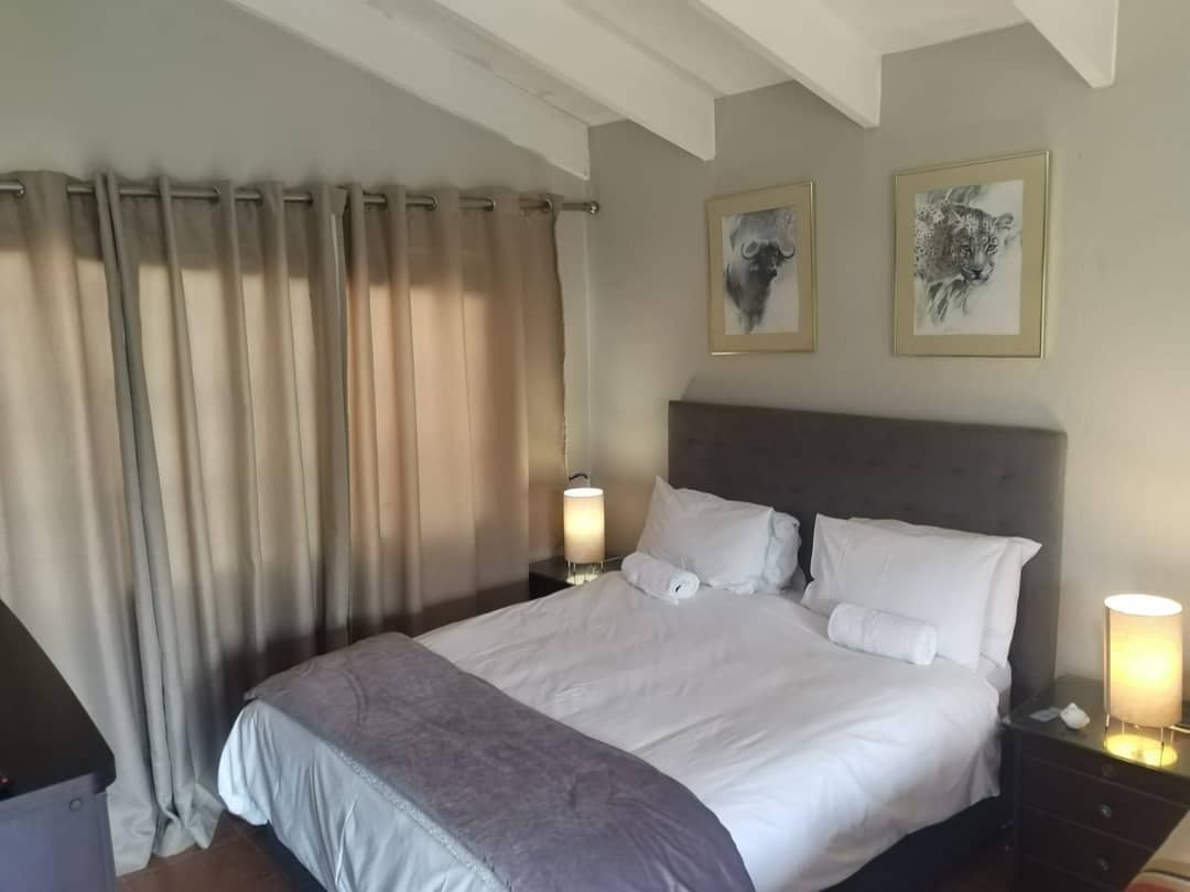 Hluhluwe Road Upstairs Studio at Paulshof Guesthouse In Sandton