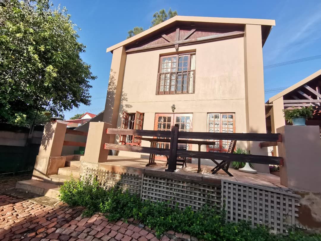 Hluhluwe Road Upstairs Studio at Paulshof Guesthouse In Sandton